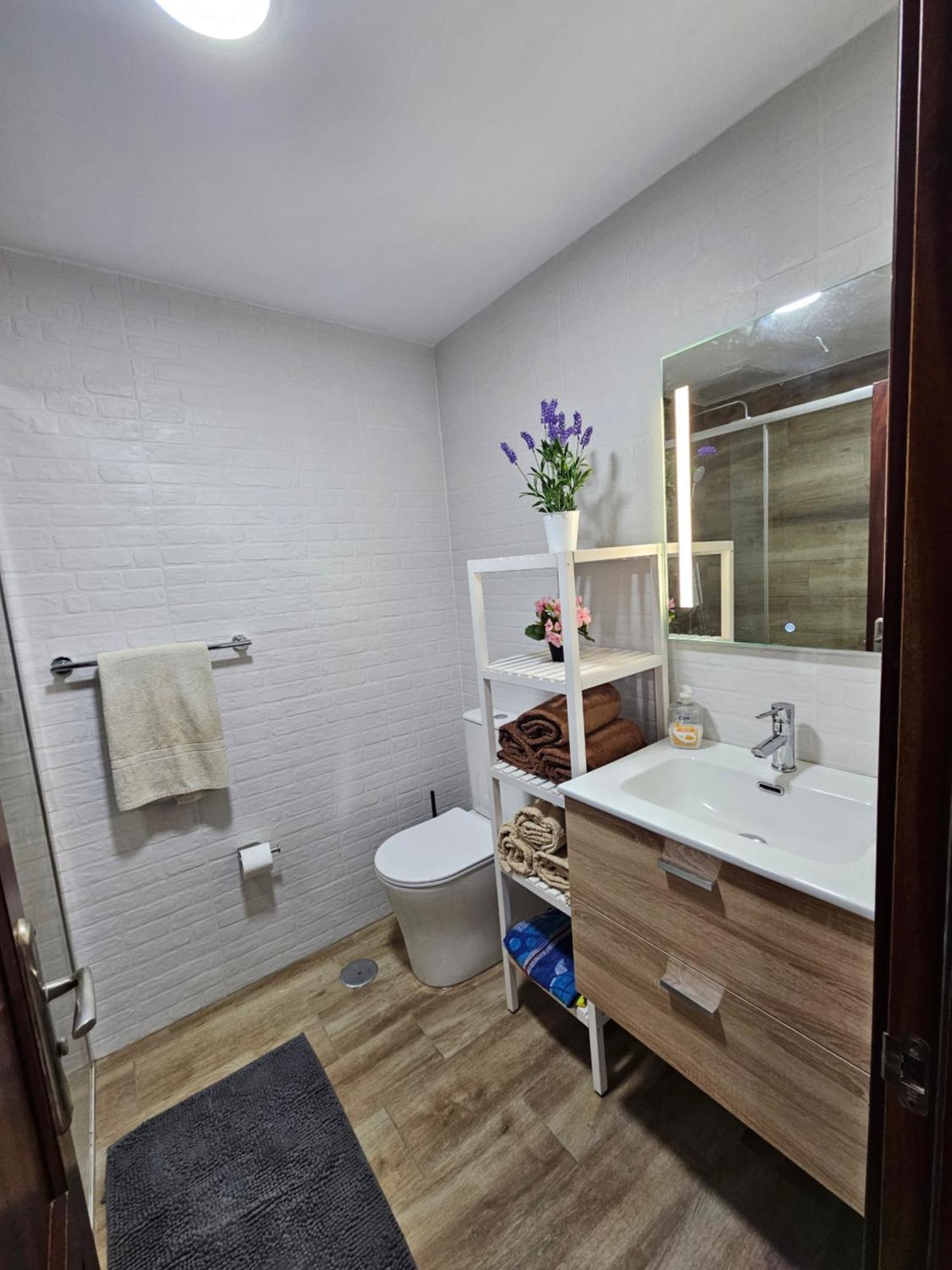 Ocean Front Cozy 2 Bedroom, 3 Beds Spacious- Netflix, Pool, Beach Lift & Fast Wifi Playa del Ingles  Exterior foto